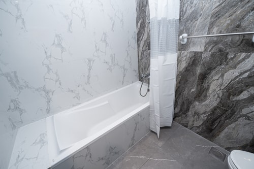 Stylish 4BR with Jacuzzi, Sauna & Prime Amenities 24 Mi Casa Holiday Homes