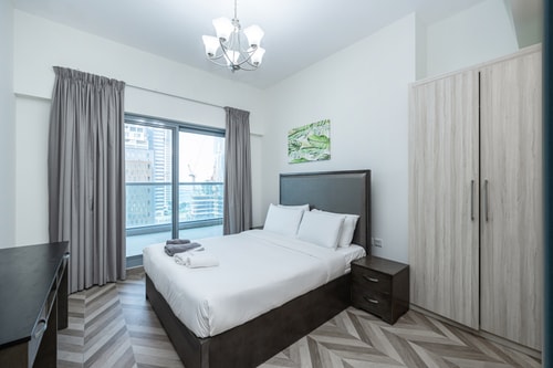 Stylish 4BR with Jacuzzi, Sauna & Prime Amenities 12 Mi Casa Holiday Homes