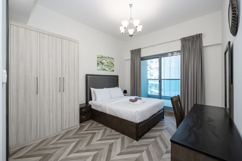 Stylish 4BR with Jacuzzi, Sauna & Prime Amenities 8 Mi Casa Holiday Homes