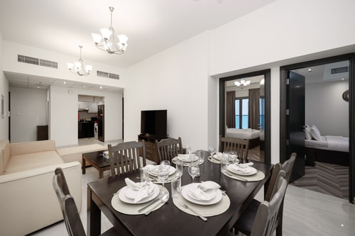 Stylish 4BR with Jacuzzi, Sauna & Prime Amenities 2 Mi Casa Holiday Homes