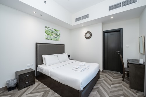 Stylish 4BR with Jacuzzi, Sauna & Prime Amenities 21 Mi Casa Holiday Homes