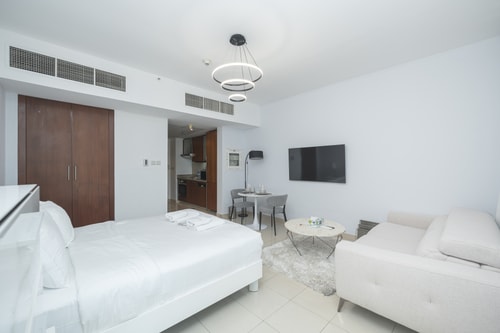 Urban Skyline Haven | Near Burj Khalifa 3 Mi Casa Holiday Homes