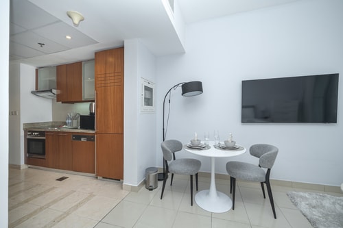 Urban Skyline Haven | Near Burj Khalifa 7 Mi Casa Holiday Homes