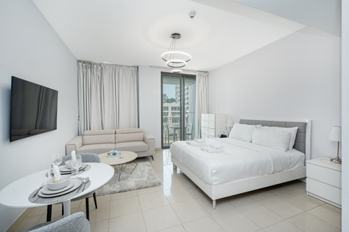 Urban Skyline Haven | Near Burj Khalifa 1 Mi Casa Holiday Homes