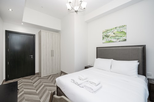 Stylish 4BR with Jacuzzi, Sauna & Prime Amenities 17 Mi Casa Holiday Homes