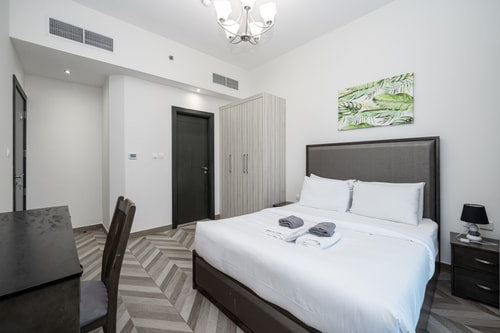 Stylish 4BR with Jacuzzi, Sauna & Prime Amenities 9 Mi Casa Holiday Homes