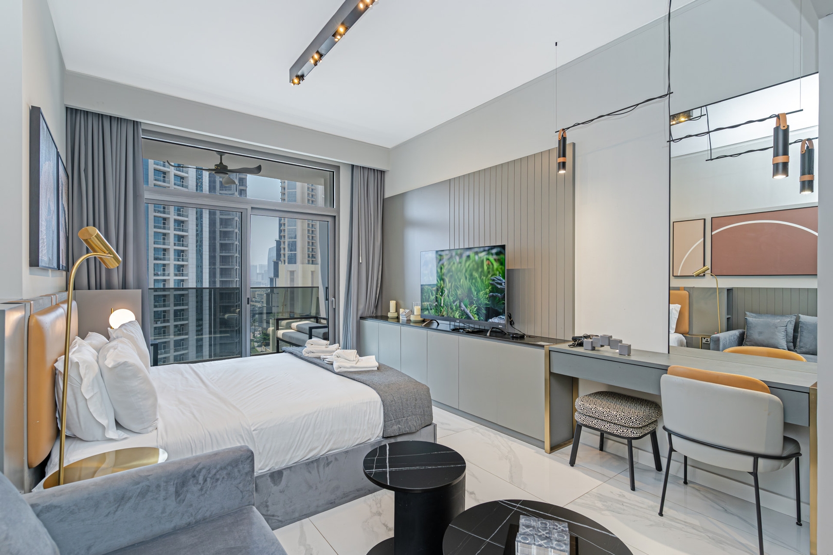 Sleek City-View Studio, Pool & Sauna, Downtown Mi Casa Holiday Homes