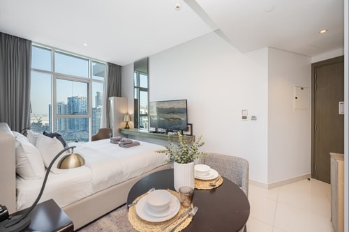 Cozy Waterfront Studio | Pool, Gym, Parking 1 Mi Casa Holiday Homes