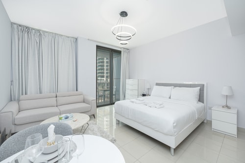 Urban Skyline Haven | Near Burj Khalifa 2 Mi Casa Holiday Homes