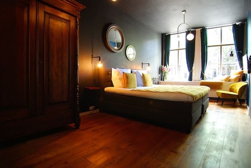 Authentic Suite with Canal View in Heart of City