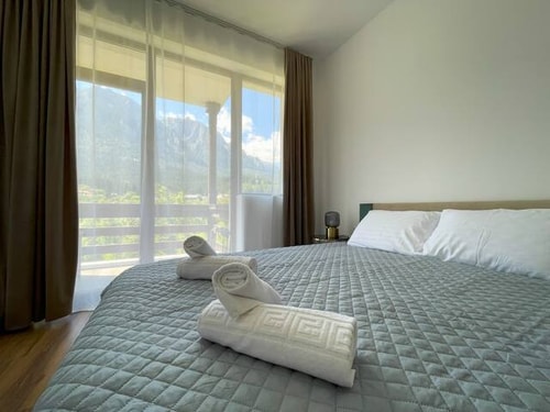 Alpine River Home: Peace and Mountain View SocialSpot