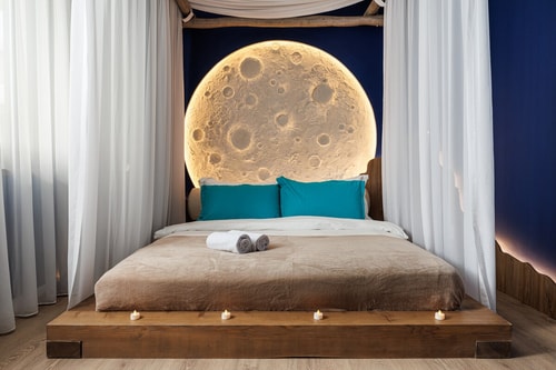 The Moon - Poiana Brasov SocialSpot