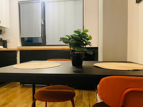 Elegant Apartment in Ivory - AC & Smart TV 17 SocialSpot
