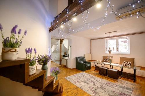 Lavender Attic w. AC, working desks 16 SocialSpot