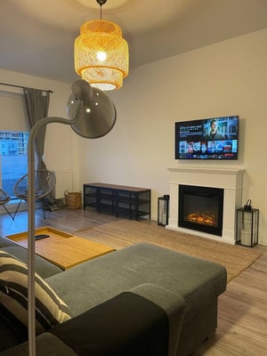 Cozy Place to Remember w. Fireplace & Netflix 6 SocialSpot