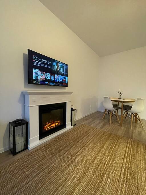Cozy Place to Remember w. Fireplace & Netflix SocialSpot