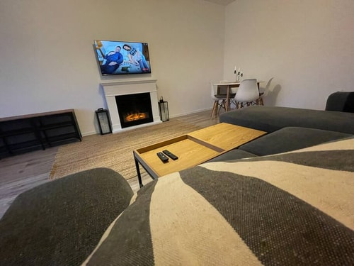 Cozy Place to Remember w. Fireplace & Netflix 8 SocialSpot