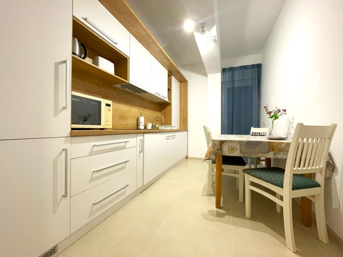 Bella Vista Red Apartment - Smart TV&Free Parking 13 SocialSpot