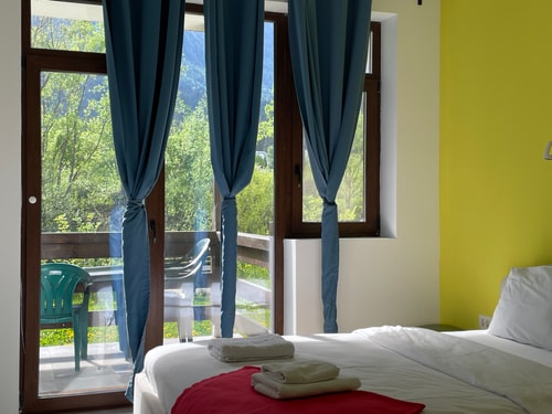 Cozy Riverfront 1 with Garden and Mountain View 35 SocialSpot
