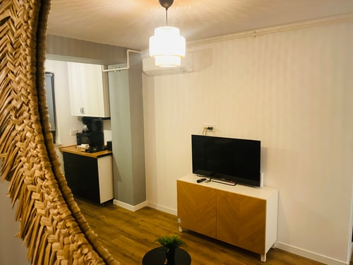 Elegant Apartment in Ivory - AC & Smart TV 18 SocialSpot