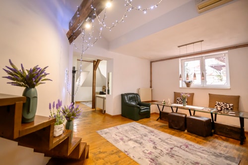 Lavender Attic w. AC, working desks 12 SocialSpot