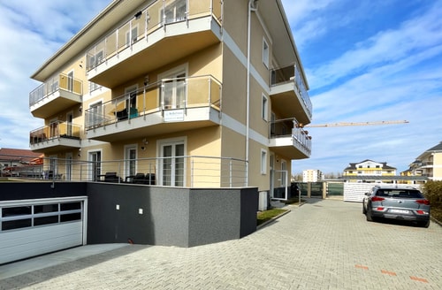 Bella Vista Red Apartment - Smart TV&Free Parking 4 SocialSpot