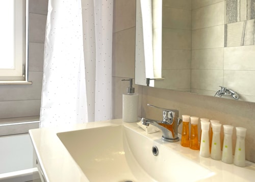 Bella Vista Red Apartment - Smart TV&Free Parking 40 SocialSpot