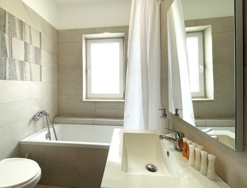 Bella Vista Red Apartment - Smart TV&Free Parking 21 SocialSpot