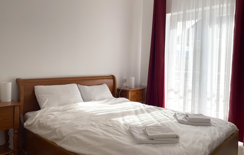 Bella Vista Red Apartment - Smart TV&Free Parking 14 SocialSpot