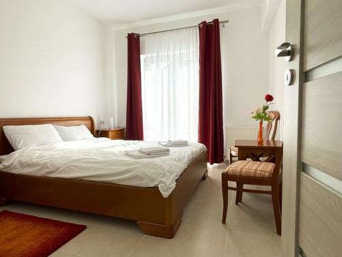 Bella Vista Red Apartment - Smart TV&Free Parking 25 SocialSpot