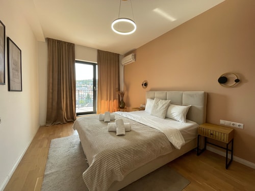 Golden Berryl w AC & Smart TV 4 SocialSpot