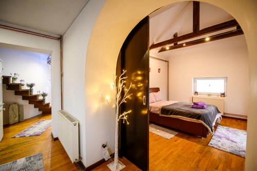 Lavender Attic w. AC, working desks 22 SocialSpot