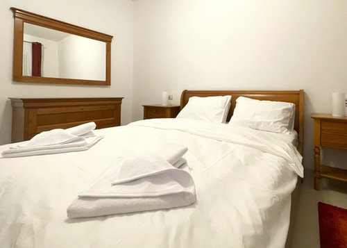 Bella Vista Red Apartment - Smart TV&Free Parking 30 SocialSpot