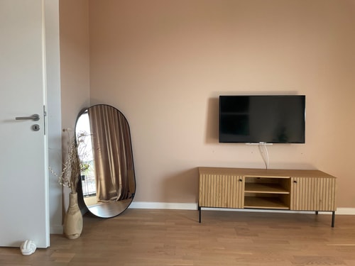 Golden Berryl w AC & Smart TV 18 SocialSpot