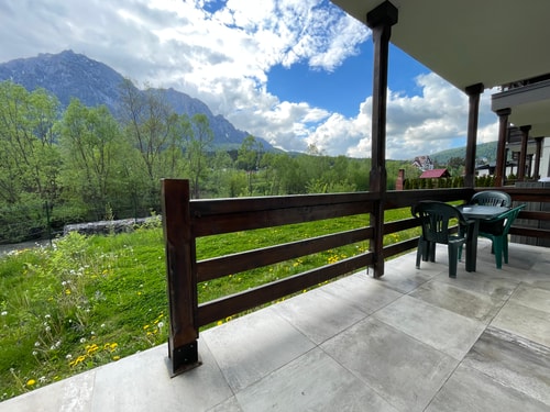 Cozy Riverfront 1 with Garden and Mountain View 27 SocialSpot