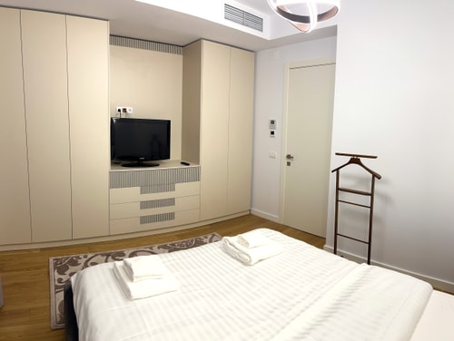 Modern City Home w. A/C 3 SocialSpot