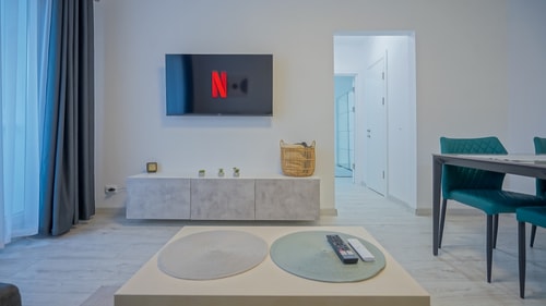 Mountain Hideaway w. Netflix & Mountain View 15 SocialSpot