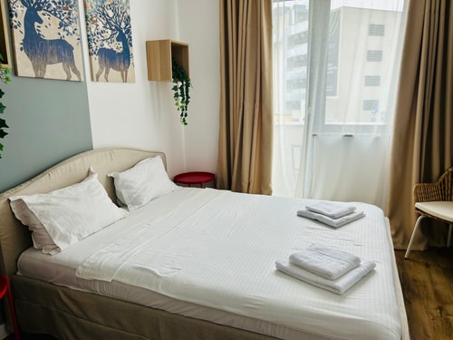 Elegant Apartment in Ivory - AC & Smart TV 26 SocialSpot