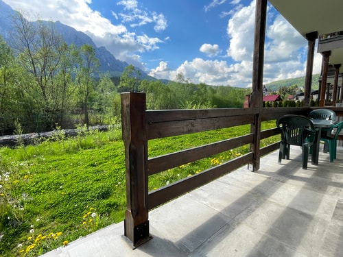 Cozy Riverfront 1 with Garden and Mountain View 38 SocialSpot