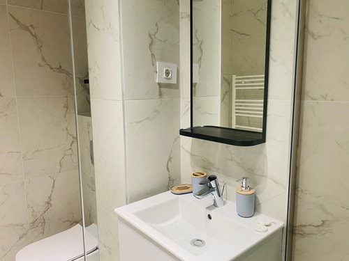 Elegant Apartment in Ivory - AC & Smart TV 6 SocialSpot