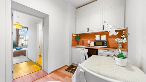 Brassovia Hideaway 6B w. Netflix 6 SocialSpot