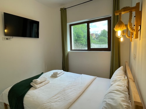 Cozy Riverfront 1 with Garden and Mountain View 15 SocialSpot
