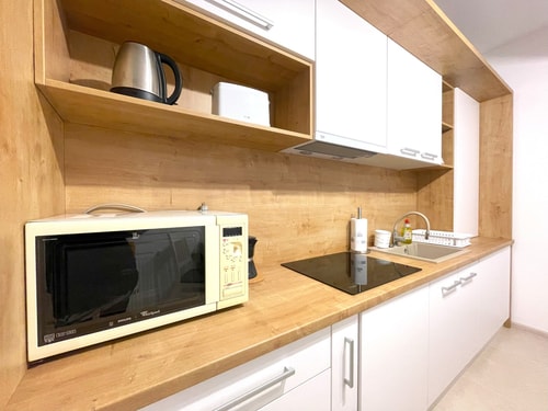 Bella Vista Red Apartment - Smart TV&Free Parking 6 SocialSpot