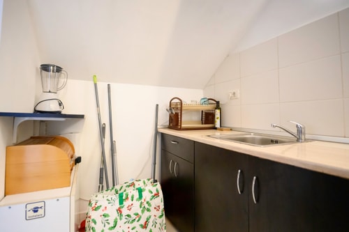 Lavender Attic w. AC, working desks 33 SocialSpot