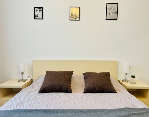 Mountain Crib in Urban Plaza w. Parking & Smart TV 6 SocialSpot