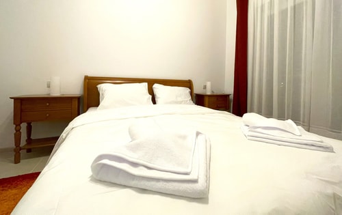Bella Vista Red Apartment - Smart TV&Free Parking 12 SocialSpot