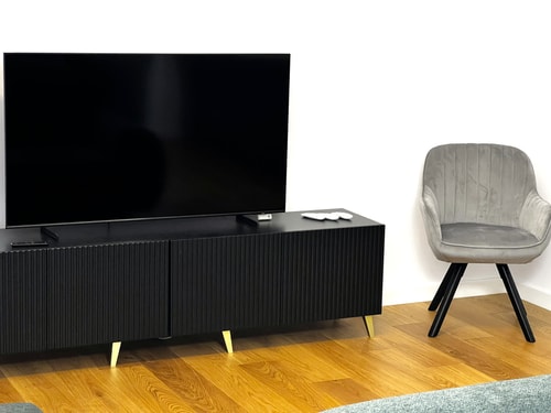 Modern City Home w. A/C 8 SocialSpot