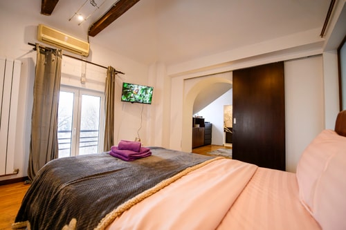Lavender Attic w. AC, working desks 26 SocialSpot