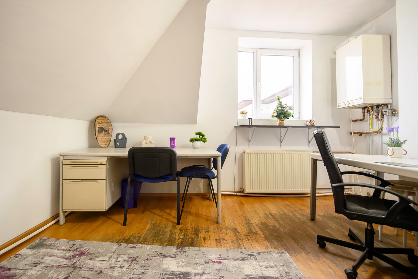 Lavender Attic w. AC, working desks SocialSpot