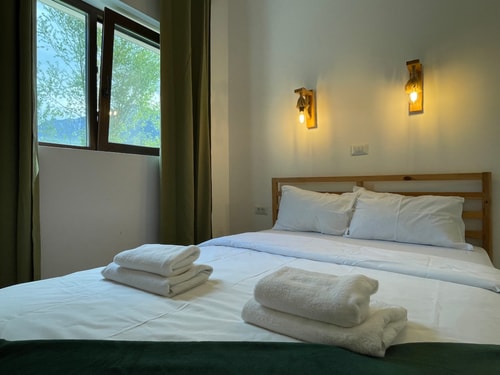 Cozy Riverfront 1 with Garden and Mountain View 13 SocialSpot